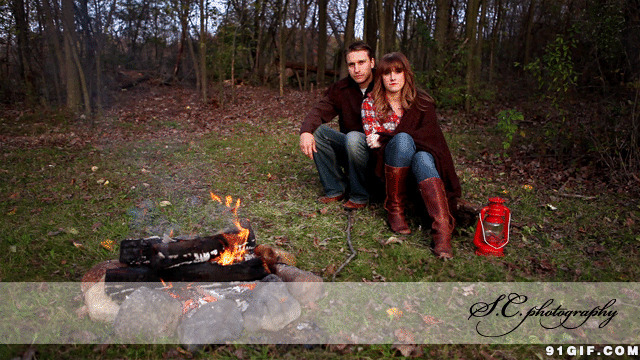 火堆旁的情侣图片