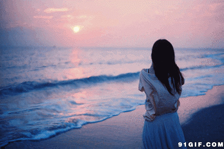 海边看日落女子图片