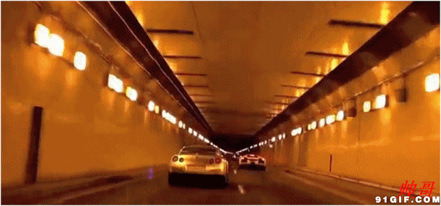 隧道里超车动态图片
