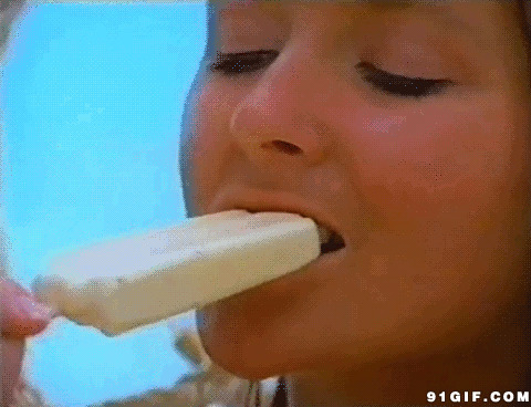 吃冰棍的女子图片