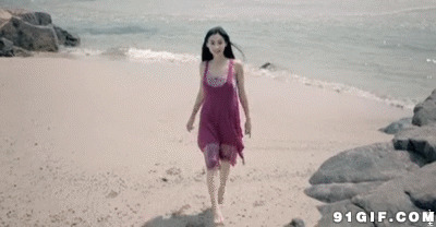 少女海边奔跑图片