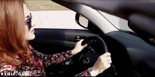 驾驶汽车的墨镜女孩图片:驾驶,人物