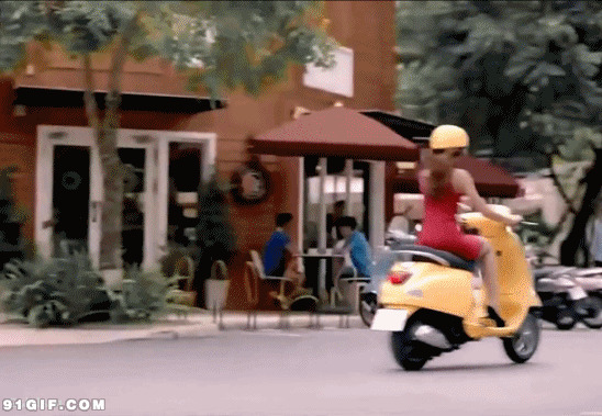 骑电动车的红衣少女图片:骑车