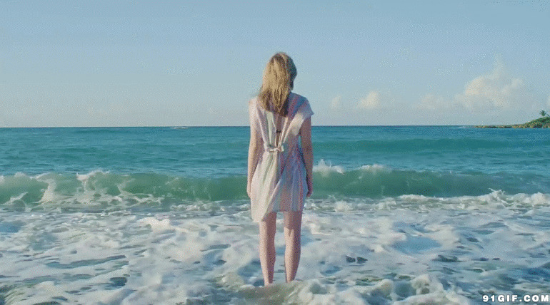 站在海浪边的女孩图片:海