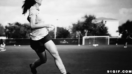 美女踢足球动态图片