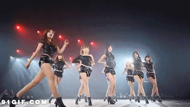 韩国舞台上的短裤美女表演搞笑动态图片