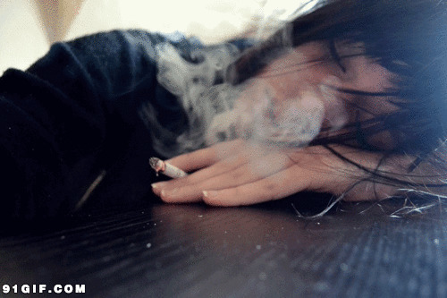 趴在桌在上抽烟的女生搞笑动态图片:女生,抽烟,