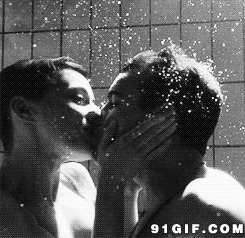 帅哥与美女在水中激情亲吻图片