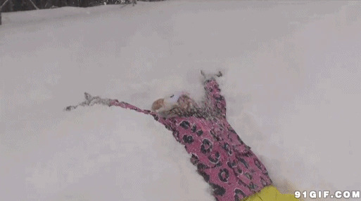 美女恶搞躺在雪地上图片