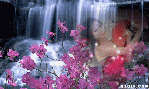 瀑布下的美女图片:瀑布
