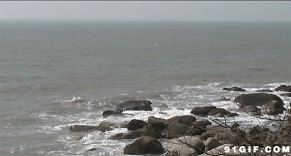 海浪冲洗岩石图片