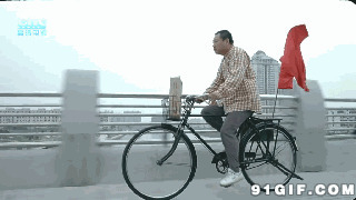 踩自行车的男人
