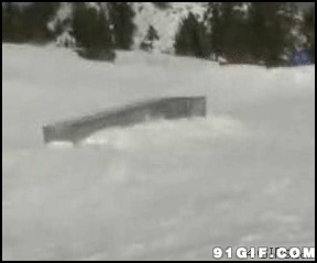 滑雪橇遇障碍摔倒图片