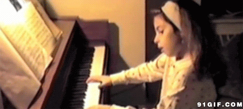 小女孩弹钢琴图片