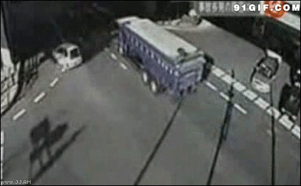 大货车撞上小汽车车祸图片