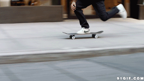 街道玩滑板车图片