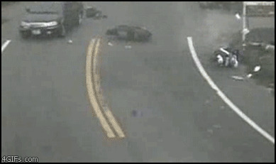 摩托车撞上小汽车车祸动态图片:摩托车,撞上小汽车
