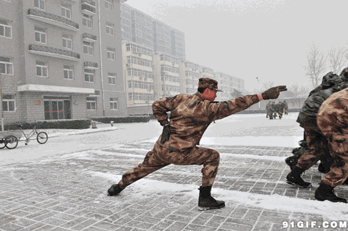 军人铲雪图片