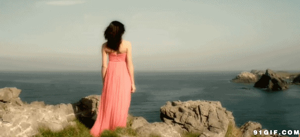 岸边的红裙少女图片