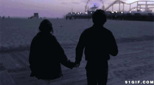 男女牵手漫步海滩图片