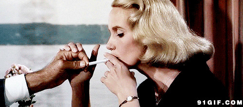 法国美女吸香烟图片