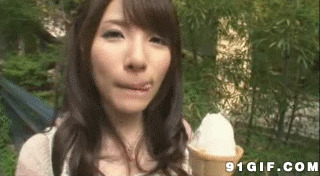 少女吃冰淇淋图片
