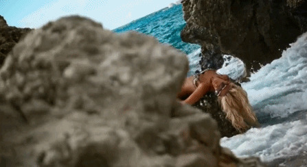 美女躺在岩石上冲海浪图片