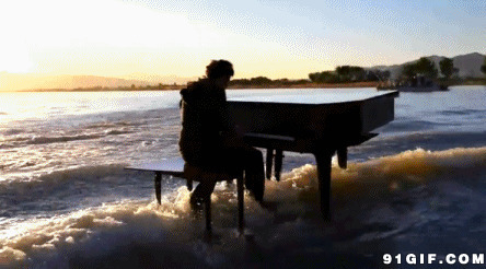 大海里弹钢琴的男子图片:弹钢琴,人物