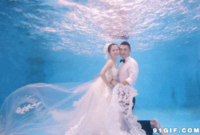 情侣海底婚纱照图片:婚纱,人物
