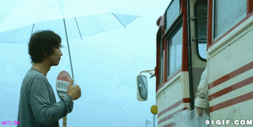 帅哥打伞送美女上车图片:帅哥打伞,送美女上车