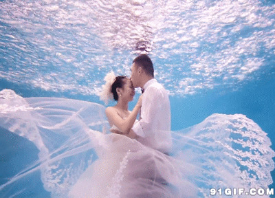 新婚夫妇海底亲吻图片:亲吻