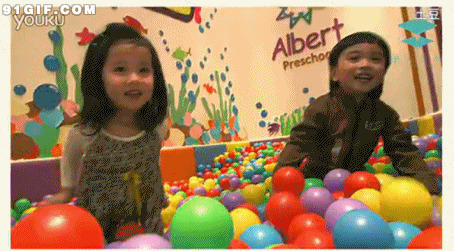 气球堆里玩耍的小孩子图片