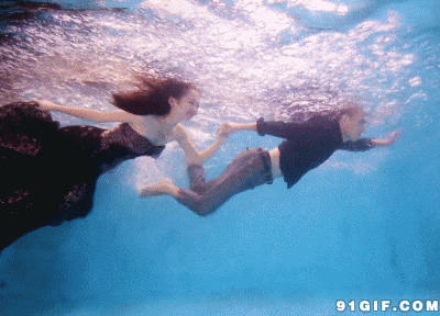 海里潜水的情侣图片