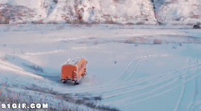 货车雪地爬坡失误图片