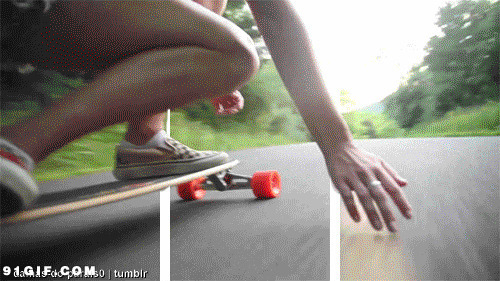 公路上玩滑板车图片