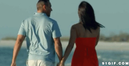 情侣牵手走在海边图片