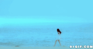赤脚走在海边的少女图片