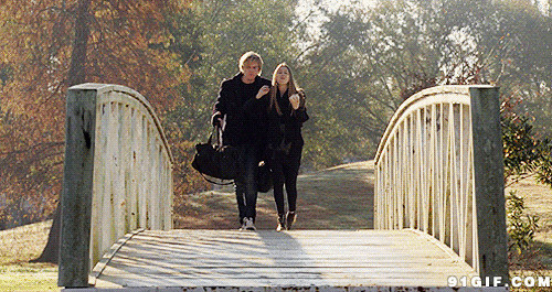 走在桥上的恩爱情侣图片:情侣