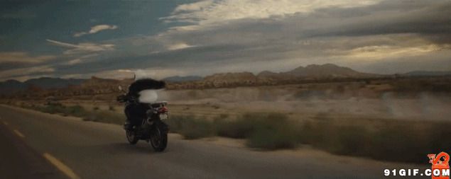 驾驶摩托车行驶在高速公路图片