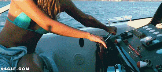 女子驾驶游艇图片