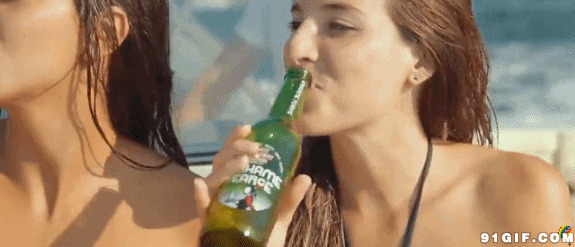 海滩美女喝啤酒图片
