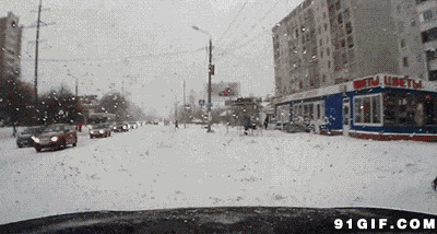 雪天开车撞到人图片