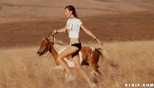少女手牵小马奔跑图片:马