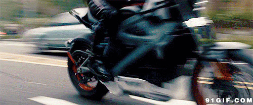 骑摩托车的美女图片:摩托车