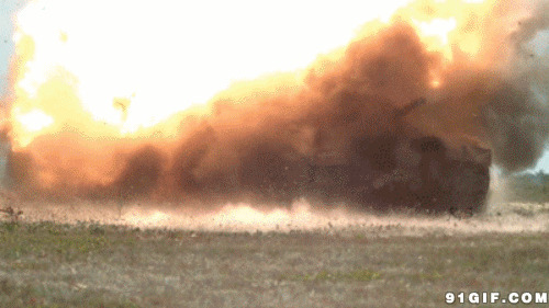 炮弹击中坦克爆炸图片