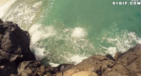 男子悬崖跳入水中图片:跳水
