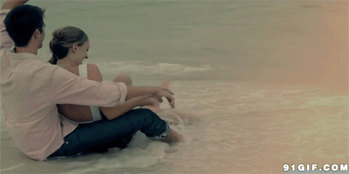 海滩边戏水的情侣图片:情侣
