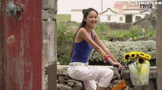 自行车上笑容可爱少女图片