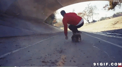 国外帅哥滑滑板过马路动态图片:滑滑板