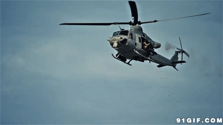 直升机半空盘旋图片:直升机